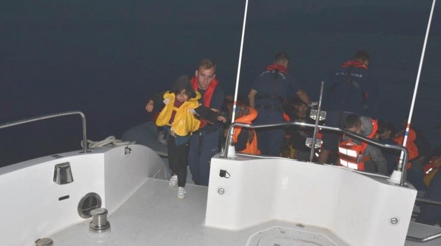 Kuşadası K&ouml;rfezi&rsquo;nde 15&rsquo;i &ccedil;ocuk 40 ka&ccedil;ak g&ouml;&ccedil;men yakalandı