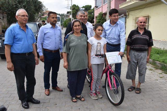 Başkan Özcan’dan çocuklara bisikletli karne hediyesi