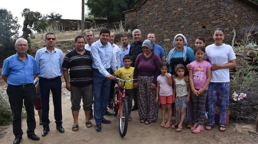 Başkan &Ouml;zcan&rsquo;dan &ccedil;ocuklara bisikletli karne hediyesi