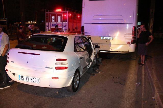 İzmir’de kontrolden çıkan otomobil otobüse çarptı: 4 yaralı