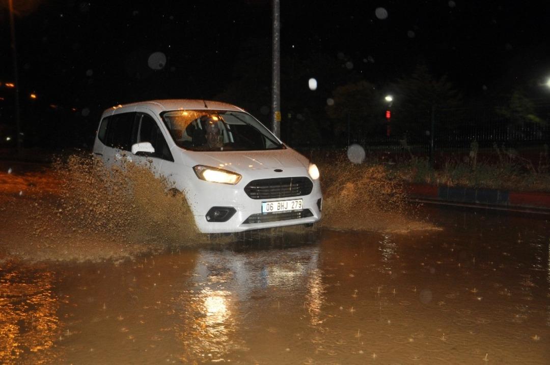Zonguldak&rsquo;ta yollar sular altında kaldı