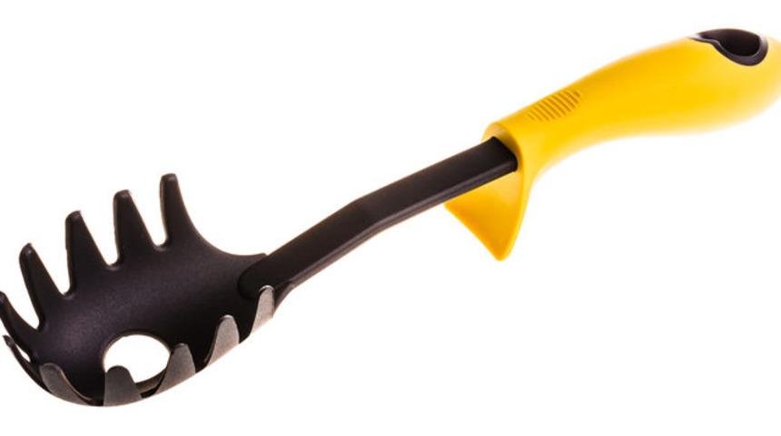 Makarna kepçesindeki bu deliğin sırrını kimse bilmiyor