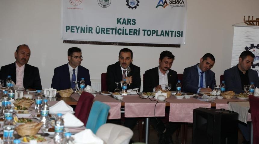 Kars Valisi T&uuml;rker &Ouml;ks&uuml;z, peynir &uuml;reticileriyle bir araya geldi