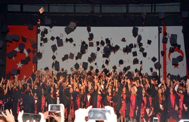 Yakın Doğu Üniversitesi Sağlık Bilimleri Fakültesi mezunlarını verdi