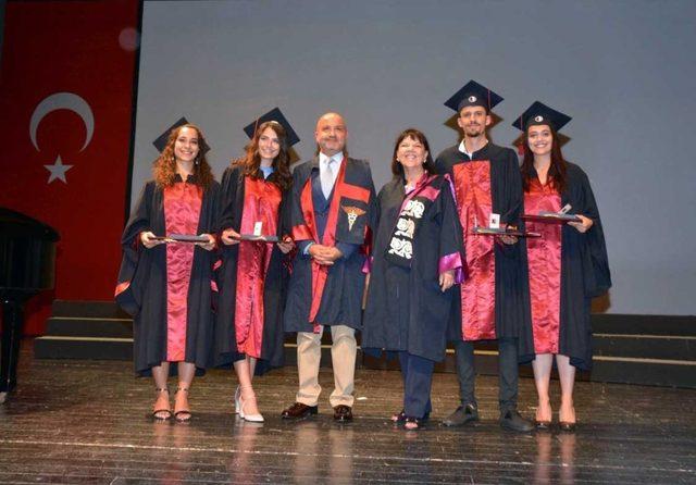 Yakın Doğu Üniversitesi Sağlık Bilimleri Fakültesi mezunlarını verdi