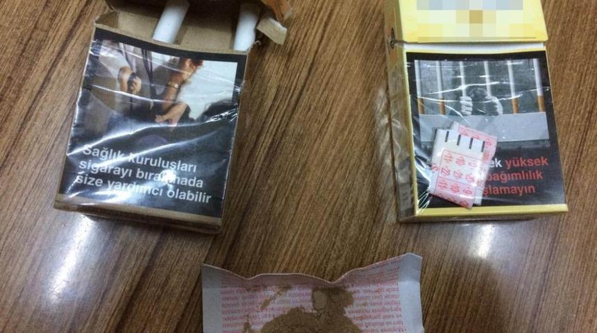 Metruk binada yakalanan şahısların &uuml;zerinden eroin &ccedil;ıktı