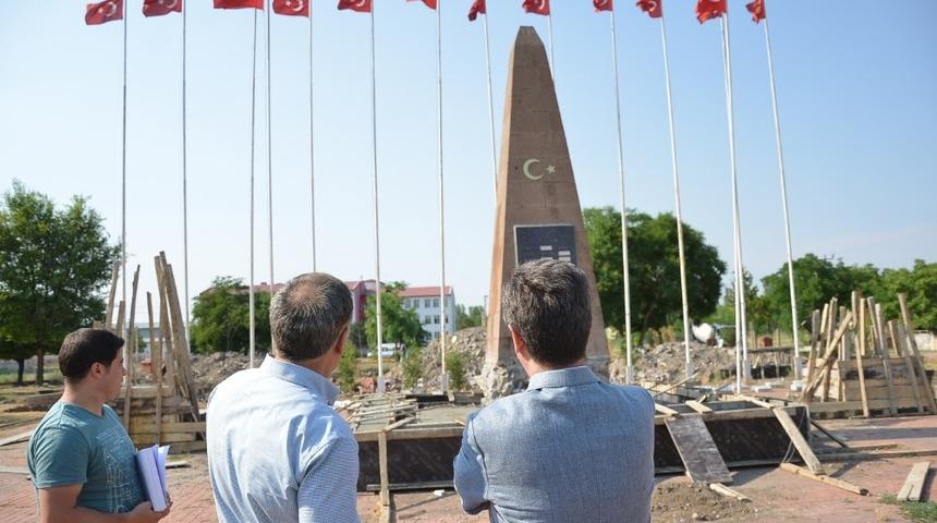 Mehmet &Ccedil;avuş Anıtı&rsquo;nın &ccedil;evre d&uuml;zenlemesi devam ediyor