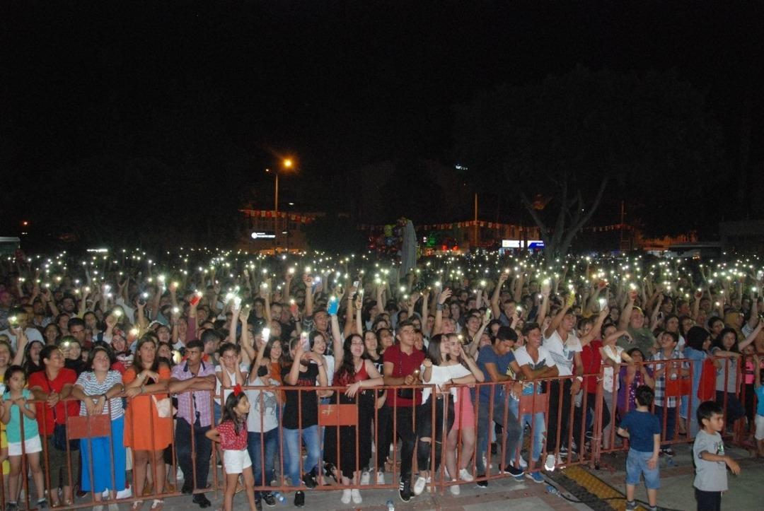 Mehmet&ccedil;iğe destek olduğu i&ccedil;in konseri iptal edilen Fettah Can Silifkelilerle buluştu