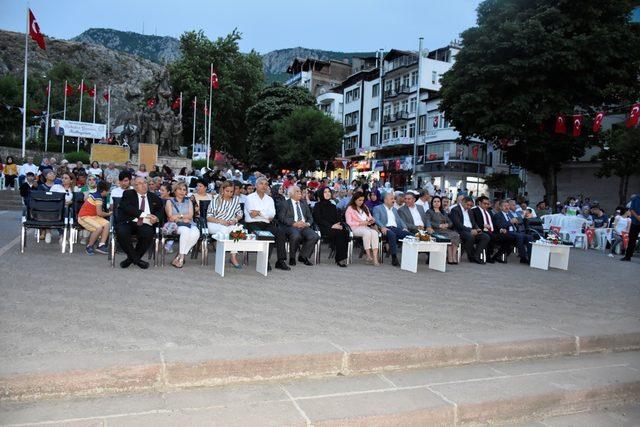 Amasya'da Atatürk'ün kıyafetleri defilesine ilgi