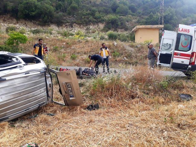 Hatay’da kaçak göçmen taşıyan kamyonet devrildi: 11 yaralı