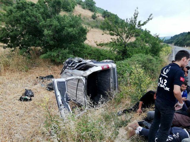 Hatay’da kaçak göçmen taşıyan kamyonet devrildi: 11 yaralı