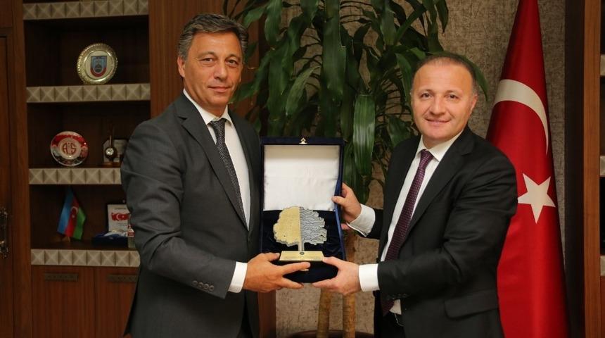 Rekt&ouml;r &Uuml;nal&rsquo;a &Ccedil;evreci &Uuml;niversite &Ouml;d&uuml;l&uuml;