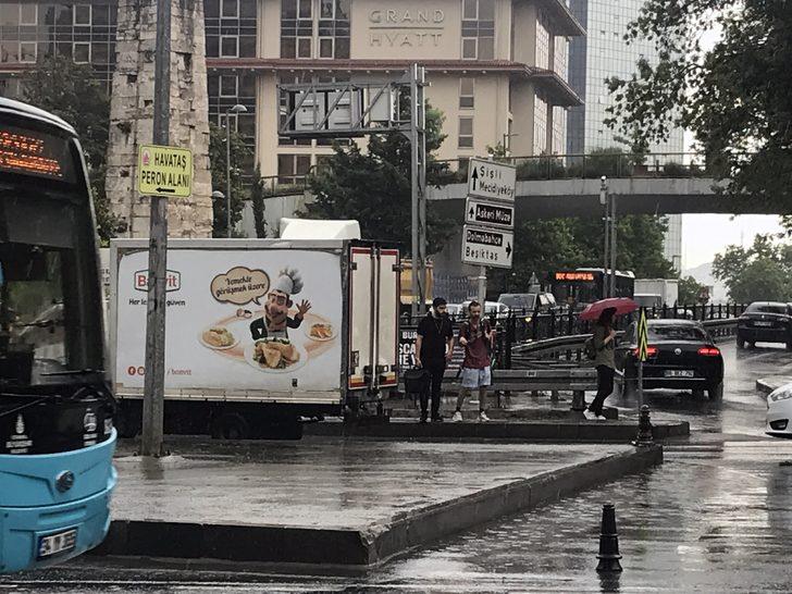 Vatandaşlar yağmura hazırlıksız yakalandı! G3