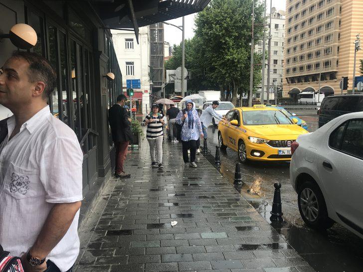 Vatandaşlar yağmura hazırlıksız yakalandı! G4