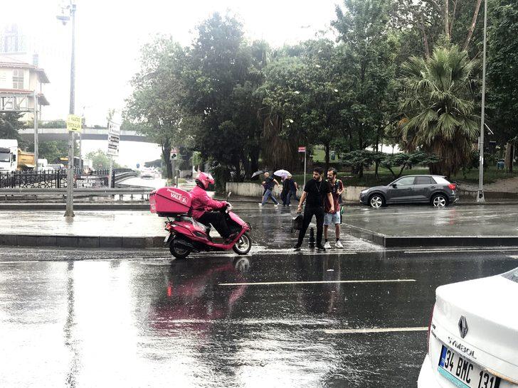 Vatandaşlar yağmura hazırlıksız yakalandı! G5