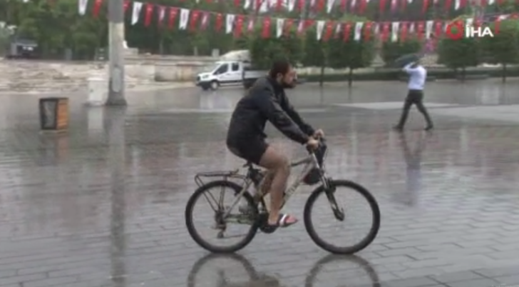 Vatandaşlar yağmura hazırlıksız yakalandı! G2