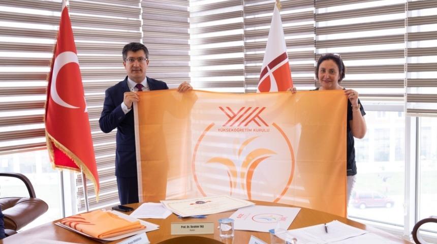 Turuncu bayraklar t&ouml;renle sahiplerine verildi