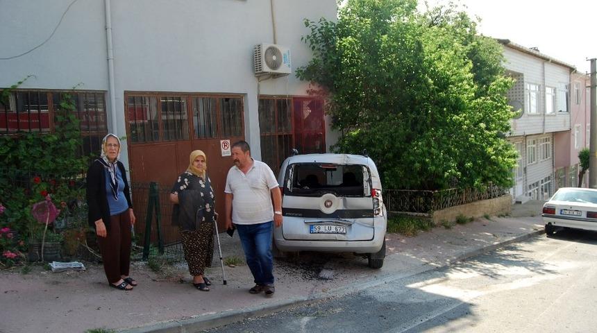 Kamyonetin &ccedil;arptığı ara&ccedil; garaja daldı