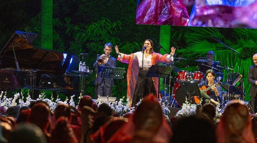 Antalya&rsquo;da Monica Molina r&uuml;zgarı