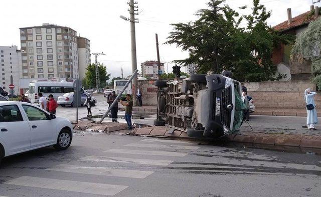 Servis minibüsü yan yattı: 2 yaralı