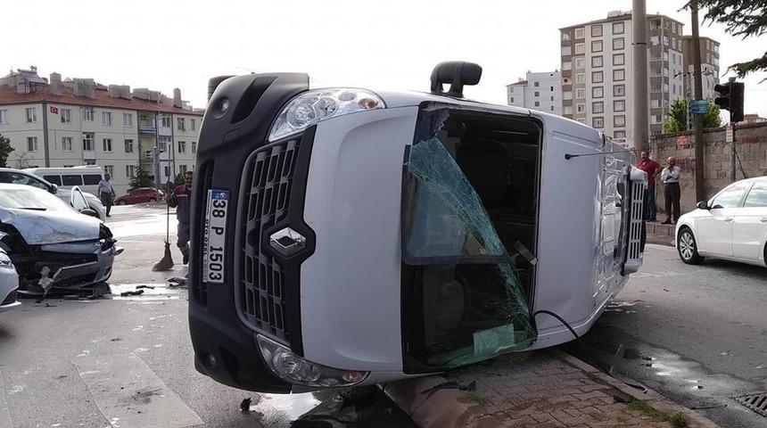 Servis minibüsü yan yattı: 2 yaralı