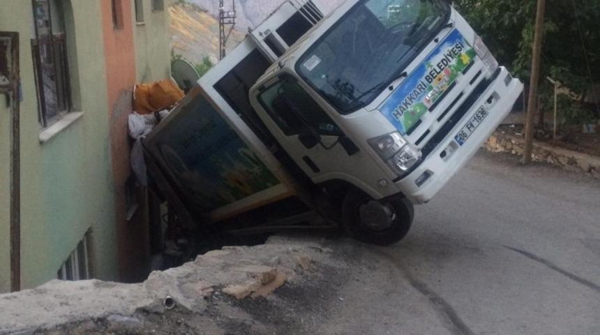 Belediye ekibi &ouml;l&uuml;mden d&ouml;nd&uuml;