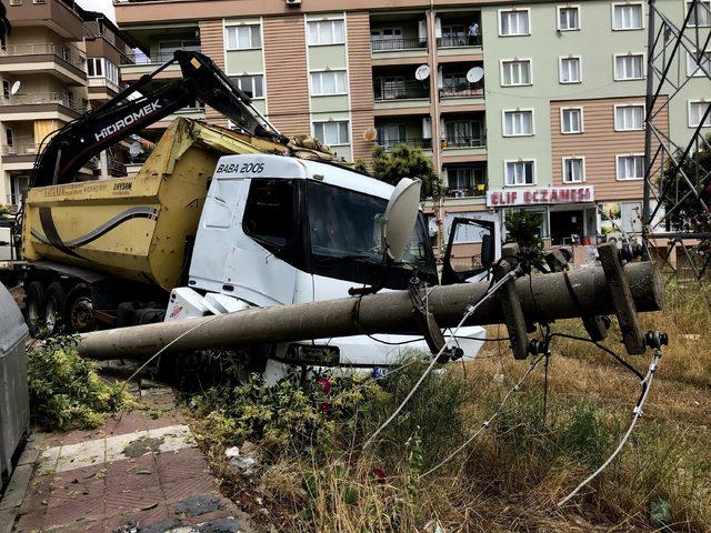 Freni boşalan kamyonun çarptığı elektrik direği yıkıldı