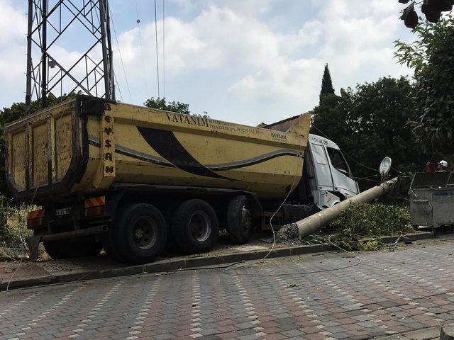 Freni boşalan kamyonun çarptığı elektrik direği yıkıldı