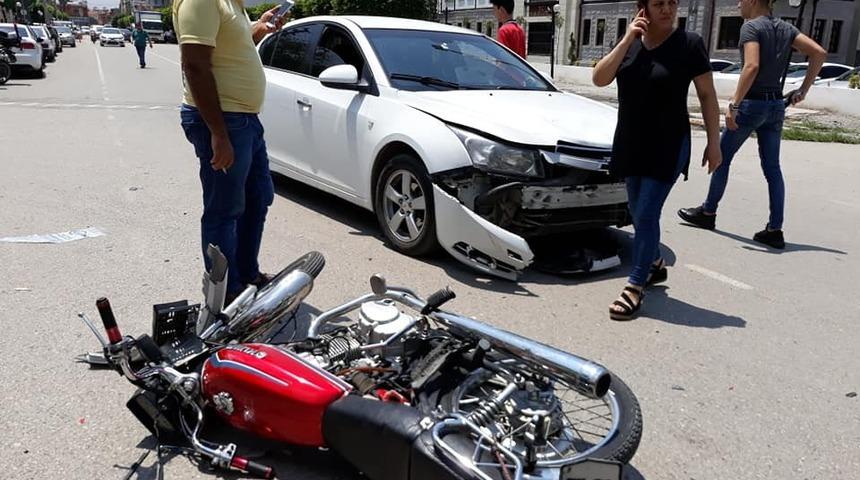 Otomobil ile &ccedil;arpışan motosiklet s&uuml;r&uuml;c&uuml;s&uuml; yaralandı