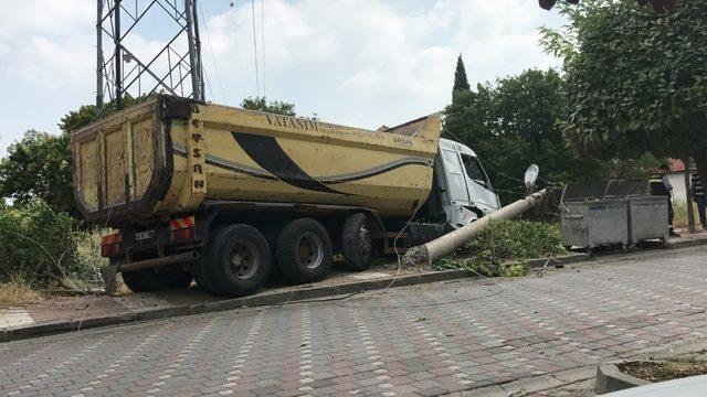 Freni patlayan hafriyat kamyonu beton elektrik direğini devirdi