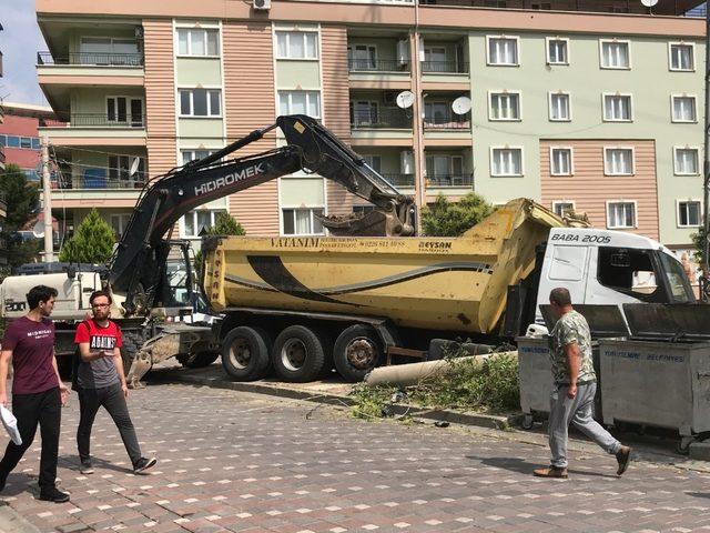 Freni patlayan hafriyat kamyonu beton elektrik direğini devirdi