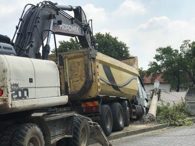 Freni patlayan hafriyat kamyonu beton elektrik direğini devirdi