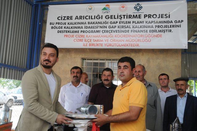 Cizre’de 25 çiftçiye 750 arı ve 25 arı kovanı dağıtıldı