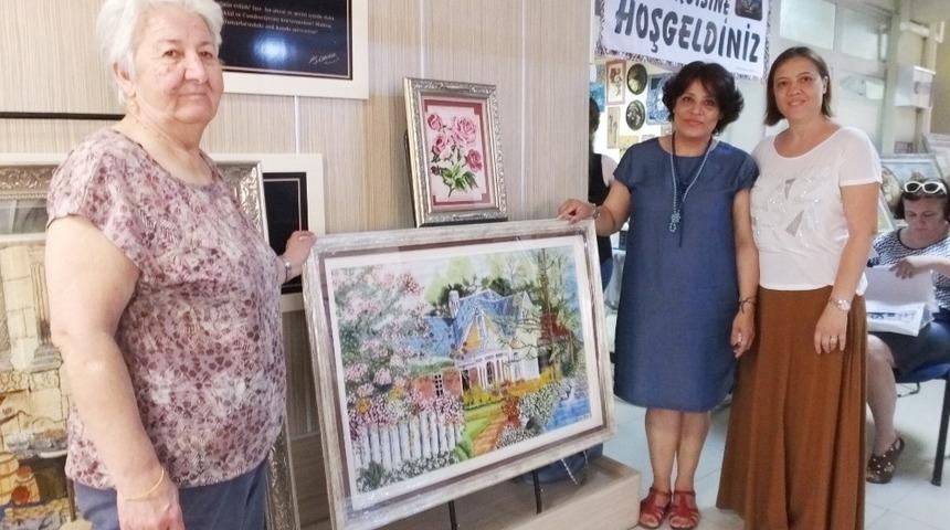 Burhaniye&rsquo;de iplerle yapılan tablolar ilgi g&ouml;rd&uuml;