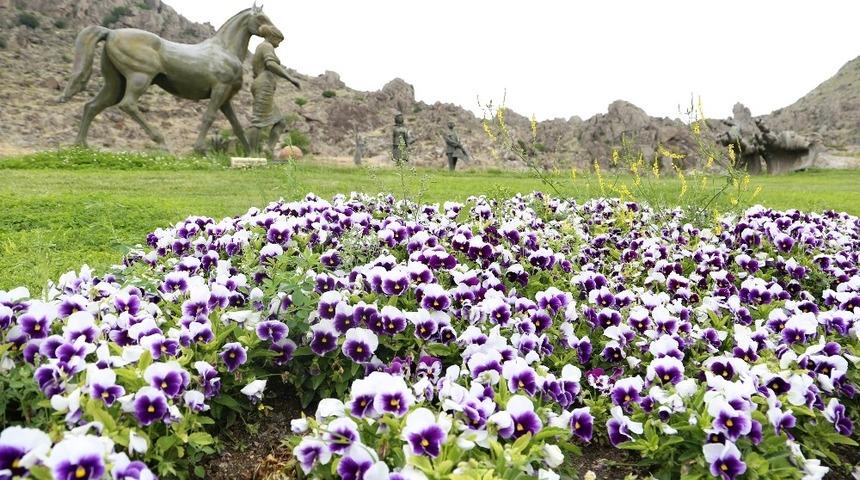 Festival alanı &ccedil;i&ccedil;eklerle donatılıyor