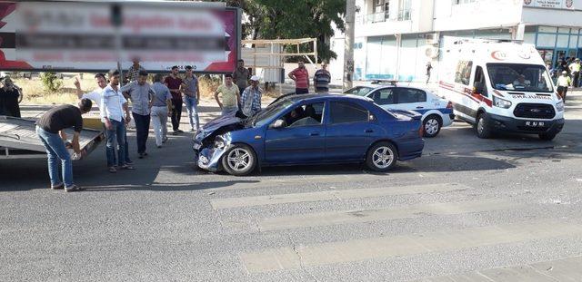 İki otomobil çarpıştı: 3 Yaralı