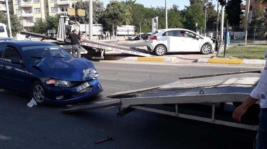 İki otomobil &ccedil;arpıştı: 3 Yaralı