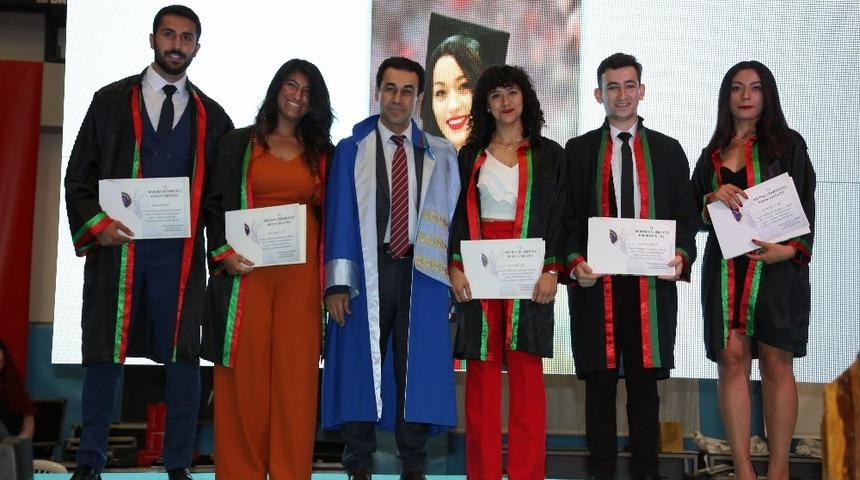 183 Gen&ccedil; hukuk&ccedil;u yemin edip kep fırlattı