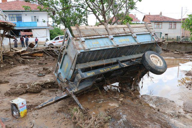 Afyonkarahisar'da sağanak; 250'den fazla evde ev ve iş yerini su bastı (2)