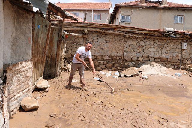 Afyonkarahisar'da sağanak; 250'den fazla evde ev ve iş yerini su bastı (2)