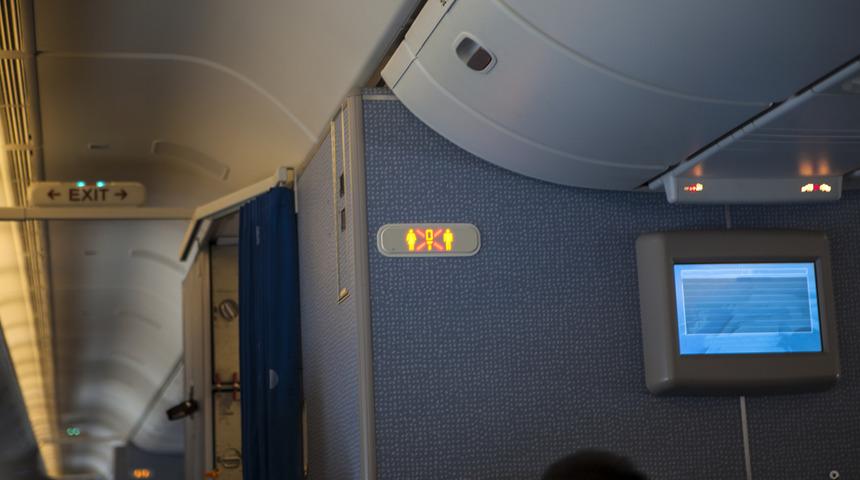 Uçakta birlikte olan çift yakalandı! 