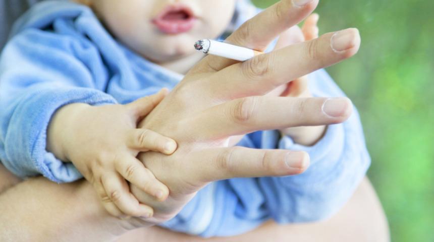 Baba adaylarının sigara içmesi bebekte astım riskini arttırıyor