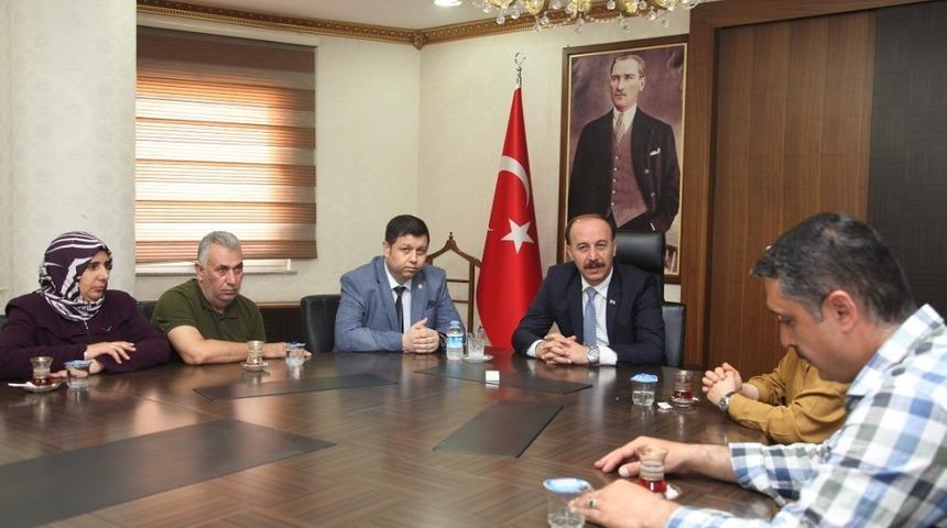 Vali Erin mülteci aileleri kabul etti