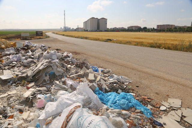 Karaman Belediyesi kaçak olarak dökülen hafriyat atıklarını temizledi