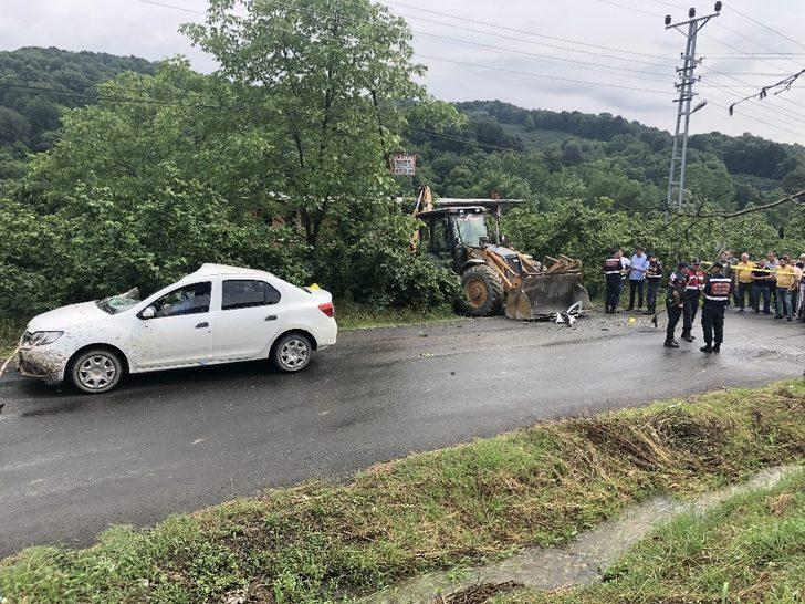 İş makinesi otomobille çarpıştı: 1 ölü G4