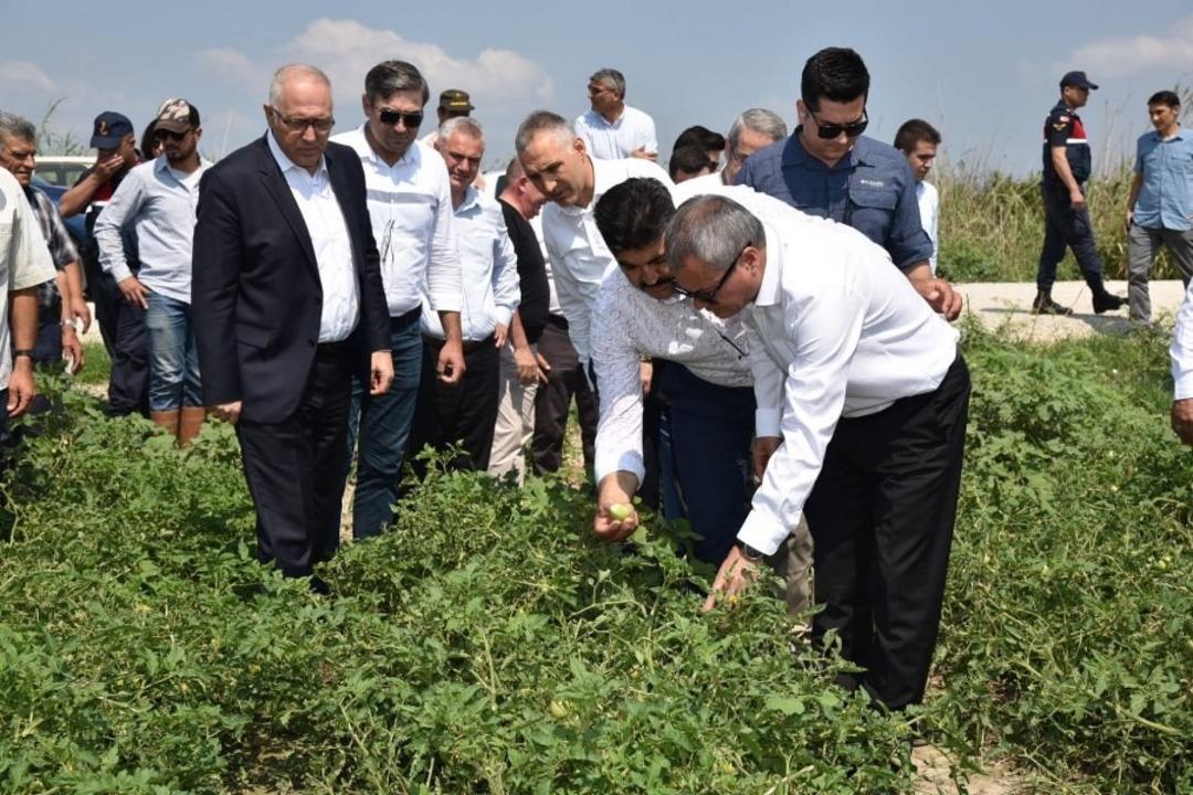 Vali Deniz Salihli&rsquo;de doludan zarar g&ouml;ren &ccedil;ift&ccedil;ilerle buluştu