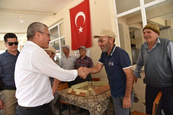 Vali Deniz Salihli’de doludan zarar gören çiftçilerle buluştu G2