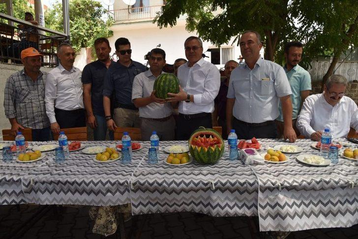 Vali Deniz Salihli’de doludan zarar gören çiftçilerle buluştu G4