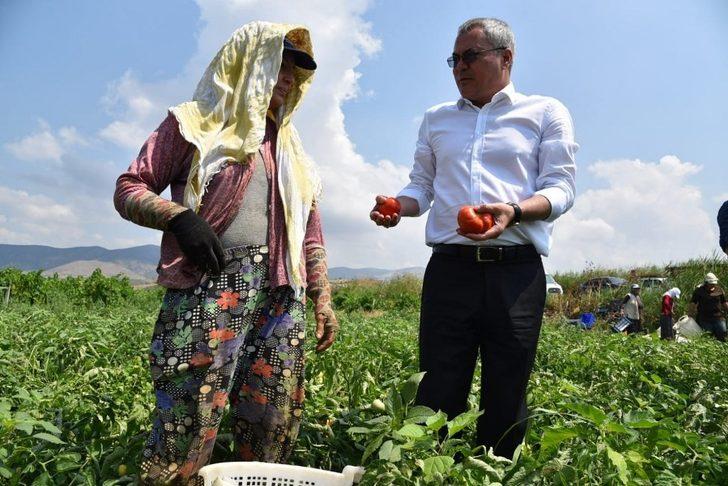 Vali Deniz Salihli’de doludan zarar gören çiftçilerle buluştu G5