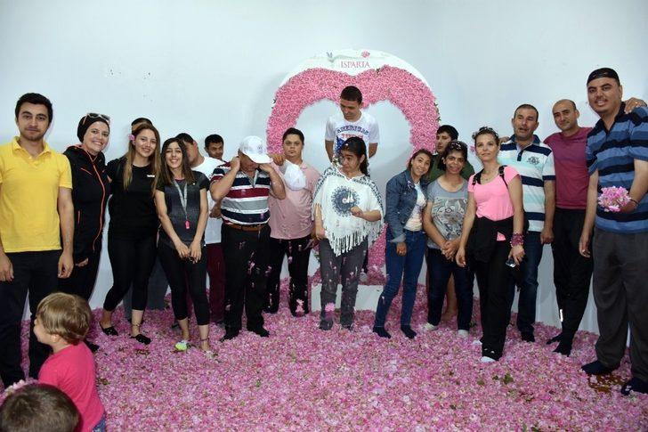 Özel misafirler "gül" gibi bir gün geçirdi G1